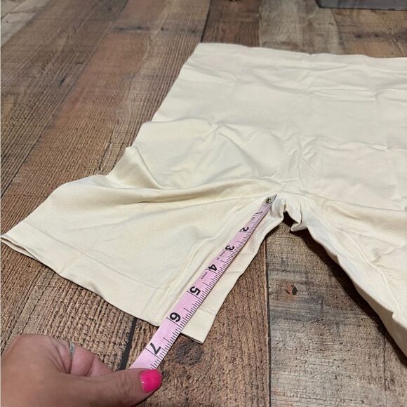 YUMMIE womens size L tan ultralight  shaping seamless shapewear shorts NWT - Picture 9 of 10